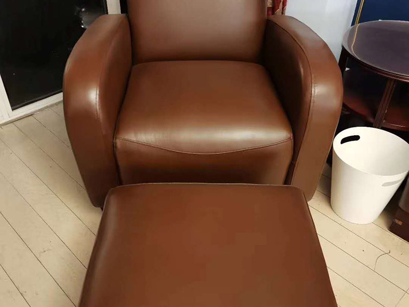 真皮沙發(fā)維修翻新：1、上漆翻新：如果皮沙發(fā)表面只是臟污、脫色、磨損老化、折痕、碎裂、裂痕，就可以采用上漆翻新的方法，上漆翻新便是將皮沙發(fā)表面磨損、破裂修補(bǔ)修復(fù)好，然后調(diào)配與沙發(fā)原來一樣顏色的皮革漆，重新為皮沙發(fā)上一次漆，讓皮沙發(fā)恢復(fù)全新的色彩。 2、貼皮翻新：對于表面破損嚴(yán)重、破裂成洞的皮沙發(fā)，就可以采用貼皮翻新方法，就是為沙發(fā)破損嚴(yán)重的部位重新貼上一層新的皮革，然后再為沙發(fā)重新上漆讓它恢復(fù)一樣相同的顏色。也可以全套沙發(fā)貼皮翻新，不需要拆開沙發(fā)就可為沙發(fā)換上一層全新的皮面。