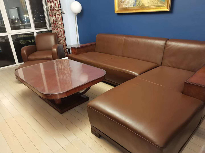 真皮沙發(fā)維修翻新：1、上漆翻新：如果皮沙發(fā)表面只是臟污、脫色、磨損老化、折痕、碎裂、裂痕，就可以采用上漆翻新的方法，上漆翻新便是將皮沙發(fā)表面磨損、破裂修補(bǔ)修復(fù)好，然后調(diào)配與沙發(fā)原來一樣顏色的皮革漆，重新為皮沙發(fā)上一次漆，讓皮沙發(fā)恢復(fù)全新的色彩。 2、貼皮翻新：對于表面破損嚴(yán)重、破裂成洞的皮沙發(fā)，就可以采用貼皮翻新方法，就是為沙發(fā)破損嚴(yán)重的部位重新貼上一層新的皮革，然后再為沙發(fā)重新上漆讓它恢復(fù)一樣相同的顏色。也可以全套沙發(fā)貼皮翻新，不需要拆開沙發(fā)就可為沙發(fā)換上一層全新的皮面。