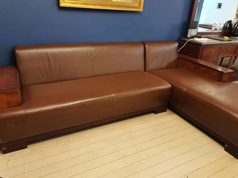 真皮沙發(fā)維修翻新：1、上漆翻新：如果皮沙發(fā)表面只是臟污、脫色、磨損老化、折痕、碎裂、裂痕，就可以采用上漆翻新的方法，上漆翻新便是將皮沙發(fā)表面磨損、破裂修補(bǔ)修復(fù)好，然后調(diào)配與沙發(fā)原來一樣顏色的皮革漆，重新為皮沙發(fā)上一次漆，讓皮沙發(fā)恢復(fù)全新的色彩。 2、貼皮翻新：對于表面破損嚴(yán)重、破裂成洞的皮沙發(fā)，就可以采用貼皮翻新方法，就是為沙發(fā)破損嚴(yán)重的部位重新貼上一層新的皮革，然后再為沙發(fā)重新上漆讓它恢復(fù)一樣相同的顏色。也可以全套沙發(fā)貼皮翻新，不需要拆開沙發(fā)就可為沙發(fā)換上一層全新的皮面。