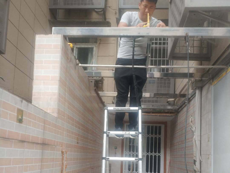 頂棚安裝維修：首先應(yīng)在墻面彈出標(biāo)高線,在墻的兩端固定壓線條,用水泥釘與墻面固定牢固。 依據(jù)設(shè)計(jì)標(biāo)高，沿墻面四周彈線，作為頂棚安裝的標(biāo)準(zhǔn)線，其水平允許偏差&plusmn;5毫米。      遇藻井吊頂時(shí),應(yīng)從下固定壓條,陰陽(yáng)角用壓條連接。注意預(yù)留出照明線的出口。吊頂面積大時(shí),應(yīng)在中間鋪設(shè)龍骨。      吊點(diǎn)間距應(yīng)當(dāng)復(fù)驗(yàn)，一般不上人吊頂為1200~1500毫米，上人吊頂為900~1200毫米。      面板安裝前應(yīng)對(duì)安裝完的龍骨和面板板材進(jìn)行檢查，符合要求后再進(jìn)行安裝。