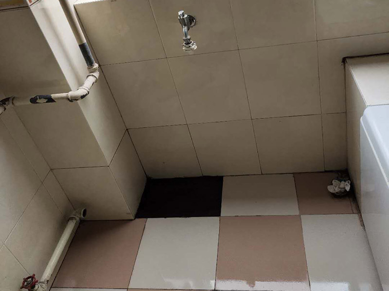 管道漏水修補(bǔ):先找到有裂縫砂眼的地方，金屬管道漏水時，地面會有潮濕痕跡，就能看到漏水的位置在什么地方。找到漏水的位置，做好標(biāo)記，先斷水 。斷水后，用砂紙打磨下管道外面，除去管道表面的浮砂、污物，然后對氣孔、砂眼盡可能用銼刀、手動砂輪粗化，并用清潔劑擦拭干凈、熱風(fēng)機(jī)吹干，保持粘接面的干燥。均勻涂抹到裂縫砂眼表面，等待其自然固化。膠體完全固化后，若進(jìn)行噴砂處理表面效果會更好。當(dāng)用于密封堵漏時，盡可能將密封缺陷處除砂、除污、除銹，然后涂膠。