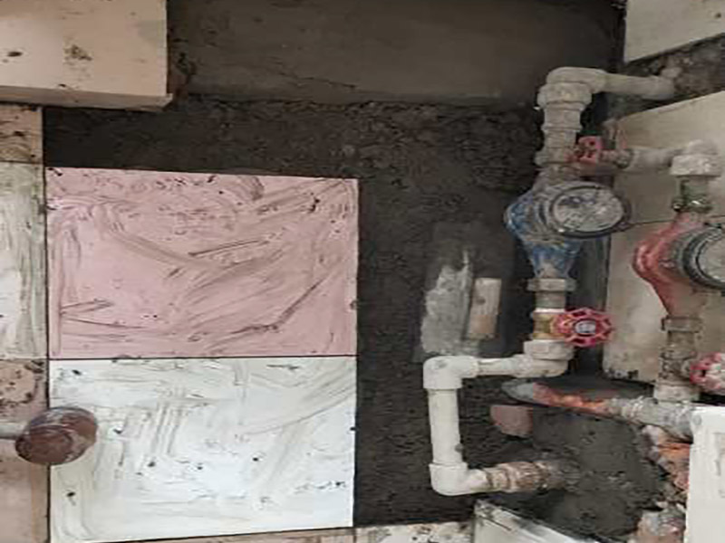 管道漏水修補(bǔ):先找到有裂縫砂眼的地方，金屬管道漏水時，地面會有潮濕痕跡，就能看到漏水的位置在什么地方。找到漏水的位置，做好標(biāo)記，先斷水 。斷水后，用砂紙打磨下管道外面，除去管道表面的浮砂、污物，然后對氣孔、砂眼盡可能用銼刀、手動砂輪粗化，并用清潔劑擦拭干凈、熱風(fēng)機(jī)吹干，保持粘接面的干燥。均勻涂抹到裂縫砂眼表面，等待其自然固化。膠體完全固化后，若進(jìn)行噴砂處理表面效果會更好。當(dāng)用于密封堵漏時，盡可能將密封缺陷處除砂、除污、除銹，然后涂膠。