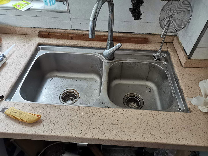 水槽拆除維修：在更換之前可以先把總的開關(guān)關(guān)閉，如果，廚房水龍頭的下方?jīng)]有總的開關(guān)，則需要到外面或者是陽臺水塔把總的開關(guān)關(guān)閉。關(guān)閉水源開關(guān)之后，請到注水管往上，找到水龍頭的水管的接口處，需要捏住水管上方的金屬接頭，用力往左右旋轉(zhuǎn)幾下，把原來舊的水龍頭拆下來。將水管拆掉之后，請用手握住這個水龍頭，再往左右旋轉(zhuǎn)，把水龍頭扭松。把水龍頭扭松之后，就可以輕易的把水龍頭下方的塑料旋鈕拆下來。然后就可以把整個水龍頭都拆下來了。把新的水龍頭直接裝上去就可以了，然后打開總的開關(guān)進(jìn)行測試其使用情況。