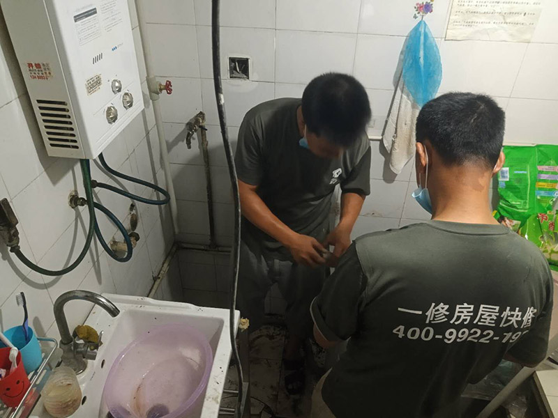 水管更換維修:首先，應先關掉自來水閥門，再觀察漏水點，查看破裂處是什么狀況其次，觀察破裂處嚴重程度，如果只是有裂紋了，從裂紋往外溢水的話，就簡單了，可以去門口的五金店買來專門用于修補塑料管破裂的膠水，千萬要注意不要隨便使用膠水，要用專業(yè)的不會污染水質的特殊膠水。