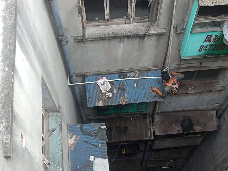 水管更換維修:首先，應先關掉自來水閥門，再觀察漏水點，查看破裂處是什么狀況其次，觀察破裂處嚴重程度，如果只是有裂紋了，從裂紋往外溢水的話，就簡單了，可以去門口的五金店買來專門用于修補塑料管破裂的膠水，千萬要注意不要隨便使用膠水，要用專業(yè)的不會污染水質的特殊膠水。