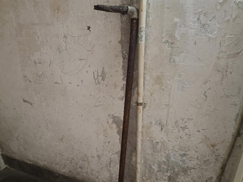 水管更換維修:首先，應先關掉自來水閥門，再觀察漏水點，查看破裂處是什么狀況其次，觀察破裂處嚴重程度，如果只是有裂紋了，從裂紋往外溢水的話，就簡單了，可以去門口的五金店買來專門用于修補塑料管破裂的膠水，千萬要注意不要隨便使用膠水，要用專業(yè)的不會污染水質的特殊膠水。