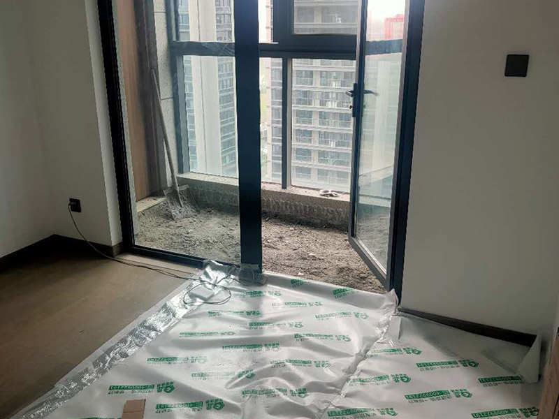 陽臺改造成品保護：各種裝修物料的進場以及各種建筑裝修垃圾的清理，都會經(jīng)過入戶門，這些物品在搬運的過程中，難免會和入戶門發(fā)生磕碰，造成入戶門的磕碰劃傷，所以，第一個需要做好成品保護的地方就是入戶門。 做法：在裝修開工前直到家具進場期間，都需要對入戶門進行保護！可以使用成品保護膜將門包裹。 在進行木門、櫥柜、家具等的相關的安裝或組裝的過程中，成品保護主要體現(xiàn)在兩個方面：一是原有的墻面、地面裝飾的保護，盡量避免因為這些安裝工程對已裝的部分造成破壞；二是安裝的物品本身的保護，注意不要在安裝過程中造成磕碰、劃傷等損傷。 好處：1.美觀；2.避免后期刮膩子滴到柜子上；3.避免后期安裝碰到，導致油漆脫落和刮痕；4.防塵。