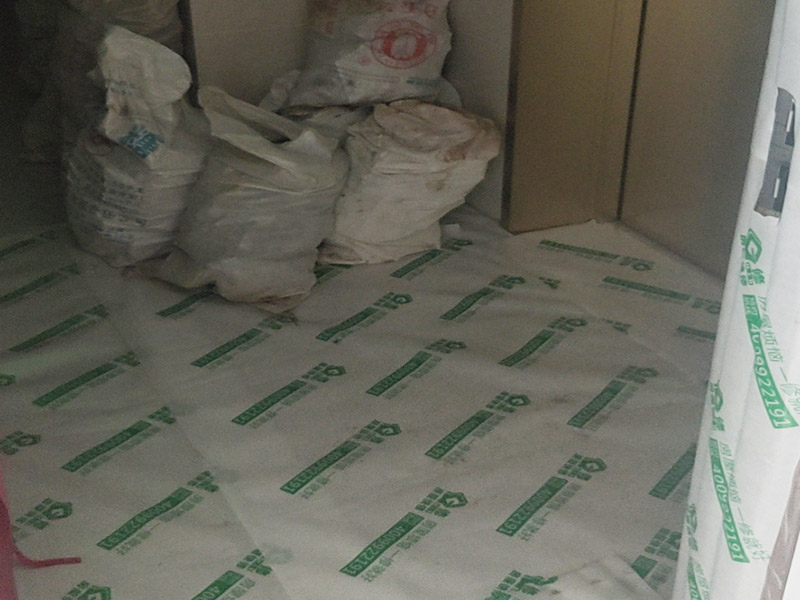 陽臺改造成品保護：各種裝修物料的進場以及各種建筑裝修垃圾的清理，都會經(jīng)過入戶門，這些物品在搬運的過程中，難免會和入戶門發(fā)生磕碰，造成入戶門的磕碰劃傷，所以，第一個需要做好成品保護的地方就是入戶門。 做法：在裝修開工前直到家具進場期間，都需要對入戶門進行保護！可以使用成品保護膜將門包裹。 在進行木門、櫥柜、家具等的相關的安裝或組裝的過程中，成品保護主要體現(xiàn)在兩個方面：一是原有的墻面、地面裝飾的保護，盡量避免因為這些安裝工程對已裝的部分造成破壞；二是安裝的物品本身的保護，注意不要在安裝過程中造成磕碰、劃傷等損傷。 好處：1.美觀；2.避免后期刮膩子滴到柜子上；3.避免后期安裝碰到，導致油漆脫落和刮痕；4.防塵。