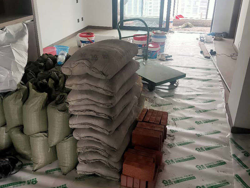 陽臺改造成品保護：各種裝修物料的進場以及各種建筑裝修垃圾的清理，都會經(jīng)過入戶門，這些物品在搬運的過程中，難免會和入戶門發(fā)生磕碰，造成入戶門的磕碰劃傷，所以，第一個需要做好成品保護的地方就是入戶門。 做法：在裝修開工前直到家具進場期間，都需要對入戶門進行保護！可以使用成品保護膜將門包裹。 在進行木門、櫥柜、家具等的相關的安裝或組裝的過程中，成品保護主要體現(xiàn)在兩個方面：一是原有的墻面、地面裝飾的保護，盡量避免因為這些安裝工程對已裝的部分造成破壞；二是安裝的物品本身的保護，注意不要在安裝過程中造成磕碰、劃傷等損傷。 好處：1.美觀；2.避免后期刮膩子滴到柜子上；3.避免后期安裝碰到，導致油漆脫落和刮痕；4.防塵。