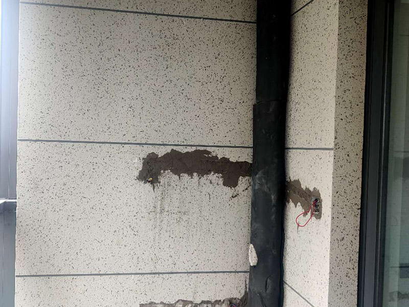 陽臺改造成品保護：各種裝修物料的進場以及各種建筑裝修垃圾的清理，都會經(jīng)過入戶門，這些物品在搬運的過程中，難免會和入戶門發(fā)生磕碰，造成入戶門的磕碰劃傷，所以，第一個需要做好成品保護的地方就是入戶門。 做法：在裝修開工前直到家具進場期間，都需要對入戶門進行保護！可以使用成品保護膜將門包裹。 在進行木門、櫥柜、家具等的相關的安裝或組裝的過程中，成品保護主要體現(xiàn)在兩個方面：一是原有的墻面、地面裝飾的保護，盡量避免因為這些安裝工程對已裝的部分造成破壞；二是安裝的物品本身的保護，注意不要在安裝過程中造成磕碰、劃傷等損傷。 好處：1.美觀；2.避免后期刮膩子滴到柜子上；3.避免后期安裝碰到，導致油漆脫落和刮痕；4.防塵。