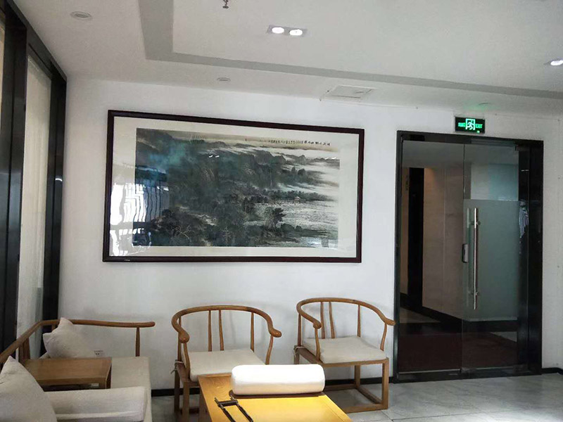 辦公室掛畫安裝：辦公室裝飾畫可以說(shuō)是非常普遍的，不管是公司老板還是部門經(jīng)理，辦公室都還不會(huì)缺少一幅字畫，辦公室掛畫不僅是一種裝飾，更多情況下是為了改善風(fēng)水，尤其是生意人，更加注重辦公室的風(fēng)水，弱想使得辦公室風(fēng)水旺，掛畫是遠(yuǎn)遠(yuǎn)不夠的，重點(diǎn)要看怎么掛。 辦公室內(nèi)掛一好的字畫作品，一幅好的風(fēng)水掛畫所起的作品至關(guān)重要。好的字畫合適的擺放位置，合適的布局能為主人招財(cái)納福，能為主人增加運(yùn)勢(shì)，會(huì)加持好的磁場(chǎng)。
