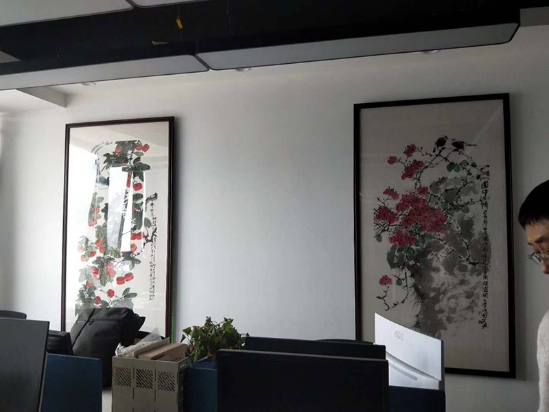 辦公室掛畫安裝：辦公室裝飾畫可以說(shuō)是非常普遍的，不管是公司老板還是部門經(jīng)理，辦公室都還不會(huì)缺少一幅字畫，辦公室掛畫不僅是一種裝飾，更多情況下是為了改善風(fēng)水，尤其是生意人，更加注重辦公室的風(fēng)水，弱想使得辦公室風(fēng)水旺，掛畫是遠(yuǎn)遠(yuǎn)不夠的，重點(diǎn)要看怎么掛。 辦公室內(nèi)掛一好的字畫作品，一幅好的風(fēng)水掛畫所起的作品至關(guān)重要。好的字畫合適的擺放位置，合適的布局能為主人招財(cái)納福，能為主人增加運(yùn)勢(shì)，會(huì)加持好的磁場(chǎng)。