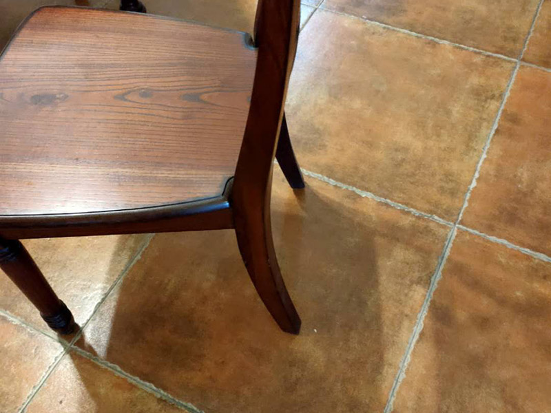 家具補(bǔ)漆服務(wù):1.家具維修 填補(bǔ)平整光滑,不能使其變形 2.維修處調(diào)色上色上光 根據(jù)觀察家具,必須辨別漆色、混合色、二層色、三層色,再相應(yīng)處理。 3.光澤處理 必須根據(jù)家具的亮亞光,打磨,拋光,上亮光水等,使用輔料可以是蠟,研磨劑。 4.填補(bǔ)操作: 先將502膠水澆在需要填補(bǔ)處。用碎木屑填上需要補(bǔ)處,澆上502膠水。