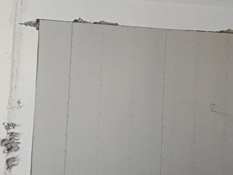 老房子改造裝修:舊墻面在翻新前一定要做墻面基底處理，粉化嚴(yán)重的要全部鏟除，鏟除后抹上一層白水泥，原來墻面過于光滑、刷過油漆的鏟除后還要做打磨處理，把粘結(jié)不牢的表皮去掉，便于新涂料和墻體粘結(jié)。 墻面底漆的作用是抗堿防潮、封固基材、保護(hù)面漆，提高面漆的質(zhì)感和遮蓋力，對(duì)于老房翻新，墻面一定要做底漆，如果沒有刷底漆就直接上面漆的話，時(shí)間一長墻面容易起泡、發(fā)霉，太陽照曬時(shí)間長了也容易變色。 已經(jīng)上好面漆的墻面要修補(bǔ)會(huì)比較麻煩，容易產(chǎn)生色差，材料的使用時(shí)間不同，質(zhì)量也難以保證，很難達(dá)到理想效果。 所以墻面的修補(bǔ)最好是整塊墻面，或是盡可能地選擇較大面積進(jìn)行修補(bǔ)，這樣可以盡量避免產(chǎn)生色差，修補(bǔ)后的質(zhì)量也更好。