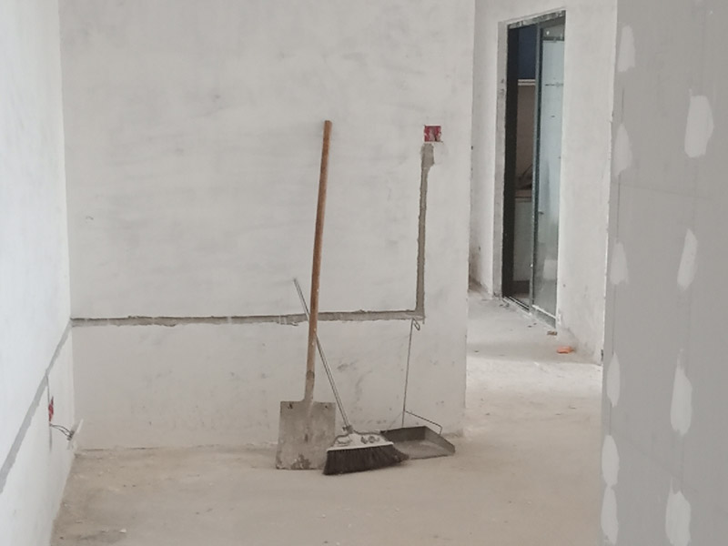 老房子改造裝修:舊墻面在翻新前一定要做墻面基底處理，粉化嚴(yán)重的要全部鏟除，鏟除后抹上一層白水泥，原來墻面過于光滑、刷過油漆的鏟除后還要做打磨處理，把粘結(jié)不牢的表皮去掉，便于新涂料和墻體粘結(jié)。 墻面底漆的作用是抗堿防潮、封固基材、保護(hù)面漆，提高面漆的質(zhì)感和遮蓋力，對(duì)于老房翻新，墻面一定要做底漆，如果沒有刷底漆就直接上面漆的話，時(shí)間一長墻面容易起泡、發(fā)霉，太陽照曬時(shí)間長了也容易變色。 已經(jīng)上好面漆的墻面要修補(bǔ)會(huì)比較麻煩，容易產(chǎn)生色差，材料的使用時(shí)間不同，質(zhì)量也難以保證，很難達(dá)到理想效果。 所以墻面的修補(bǔ)最好是整塊墻面，或是盡可能地選擇較大面積進(jìn)行修補(bǔ)，這樣可以盡量避免產(chǎn)生色差，修補(bǔ)后的質(zhì)量也更好。