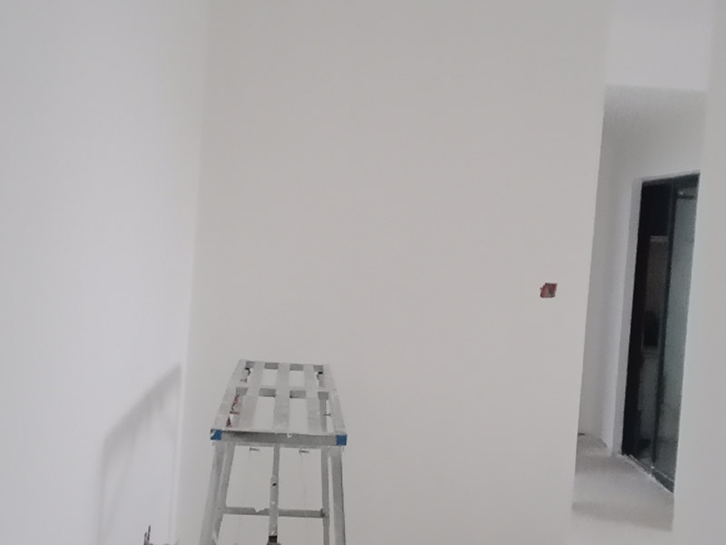 老房子改造裝修:舊墻面在翻新前一定要做墻面基底處理，粉化嚴(yán)重的要全部鏟除，鏟除后抹上一層白水泥，原來墻面過于光滑、刷過油漆的鏟除后還要做打磨處理，把粘結(jié)不牢的表皮去掉，便于新涂料和墻體粘結(jié)。 墻面底漆的作用是抗堿防潮、封固基材、保護(hù)面漆，提高面漆的質(zhì)感和遮蓋力，對(duì)于老房翻新，墻面一定要做底漆，如果沒有刷底漆就直接上面漆的話，時(shí)間一長墻面容易起泡、發(fā)霉，太陽照曬時(shí)間長了也容易變色。 已經(jīng)上好面漆的墻面要修補(bǔ)會(huì)比較麻煩，容易產(chǎn)生色差，材料的使用時(shí)間不同，質(zhì)量也難以保證，很難達(dá)到理想效果。 所以墻面的修補(bǔ)最好是整塊墻面，或是盡可能地選擇較大面積進(jìn)行修補(bǔ)，這樣可以盡量避免產(chǎn)生色差，修補(bǔ)后的質(zhì)量也更好。