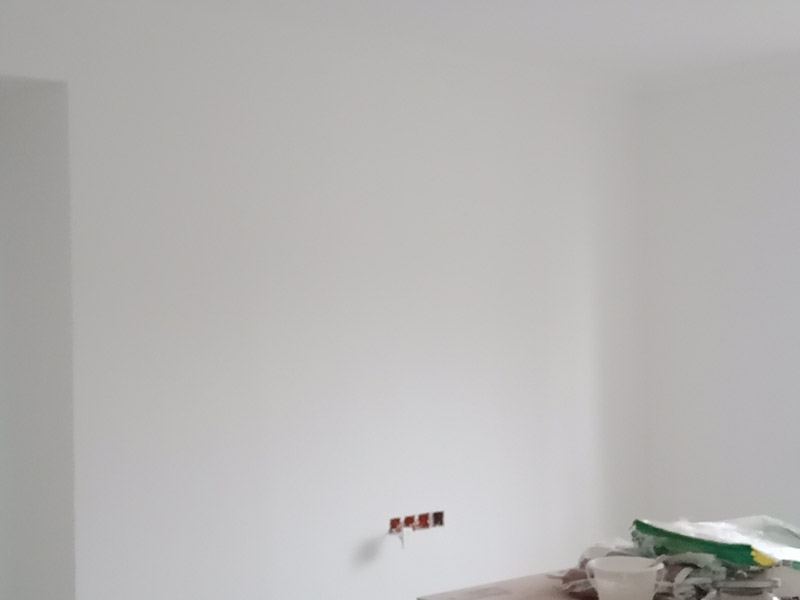 老房子改造裝修:舊墻面在翻新前一定要做墻面基底處理，粉化嚴(yán)重的要全部鏟除，鏟除后抹上一層白水泥，原來墻面過于光滑、刷過油漆的鏟除后還要做打磨處理，把粘結(jié)不牢的表皮去掉，便于新涂料和墻體粘結(jié)。 墻面底漆的作用是抗堿防潮、封固基材、保護(hù)面漆，提高面漆的質(zhì)感和遮蓋力，對(duì)于老房翻新，墻面一定要做底漆，如果沒有刷底漆就直接上面漆的話，時(shí)間一長墻面容易起泡、發(fā)霉，太陽照曬時(shí)間長了也容易變色。 已經(jīng)上好面漆的墻面要修補(bǔ)會(huì)比較麻煩，容易產(chǎn)生色差，材料的使用時(shí)間不同，質(zhì)量也難以保證，很難達(dá)到理想效果。 所以墻面的修補(bǔ)最好是整塊墻面，或是盡可能地選擇較大面積進(jìn)行修補(bǔ)，這樣可以盡量避免產(chǎn)生色差，修補(bǔ)后的質(zhì)量也更好。