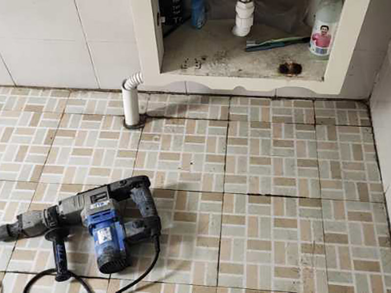 衛(wèi)生間拆除翻新：在敲磚正式開始之前需要做一些準(zhǔn)備工作，包括施工用電設(shè)置和施工工具的準(zhǔn)備。事前準(zhǔn)備做好了，后面的工序才能有條不紊地進(jìn)行。沖擊電鉆是墻面敲磚的重要工具，與傳統(tǒng)的用手錘和鋼鏨敲擊方式不同，用沖擊電鉆施工方便快捷。沖擊電鉆的鉆頭還可以根據(jù)施工需要自由更換。在敲磚施工過程中，梯子作為輔助的工具，除了有幫助敲墻面上方的瓷磚的作用，還有用來架起臨時(shí)插座的作用，以免用電插座和電線被掉下來的瓷磚遮掩或壓壞，造成施工意外。 衛(wèi)生間拆改時(shí)，會(huì)將原有地磚鑿去，一定要用水泥砂漿將地面找平，然后再做防水處理。這樣可以避免防水涂料因薄厚不均而造成滲漏。衛(wèi)生間墻地面之間的接縫以及上下水管道與地面的接縫處，是最容易出問題的地方，因此在衛(wèi)生間番細(xì)膩時(shí)要注意接縫處要刷到位，這樣的細(xì)節(jié)不容小覷。