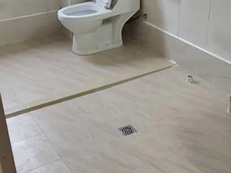 衛(wèi)生間拆除翻新：在敲磚正式開始之前需要做一些準(zhǔn)備工作，包括施工用電設(shè)置和施工工具的準(zhǔn)備。事前準(zhǔn)備做好了，后面的工序才能有條不紊地進(jìn)行。沖擊電鉆是墻面敲磚的重要工具，與傳統(tǒng)的用手錘和鋼鏨敲擊方式不同，用沖擊電鉆施工方便快捷。沖擊電鉆的鉆頭還可以根據(jù)施工需要自由更換。在敲磚施工過程中，梯子作為輔助的工具，除了有幫助敲墻面上方的瓷磚的作用，還有用來架起臨時(shí)插座的作用，以免用電插座和電線被掉下來的瓷磚遮掩或壓壞，造成施工意外。 衛(wèi)生間拆改時(shí)，會(huì)將原有地磚鑿去，一定要用水泥砂漿將地面找平，然后再做防水處理。這樣可以避免防水涂料因薄厚不均而造成滲漏。衛(wèi)生間墻地面之間的接縫以及上下水管道與地面的接縫處，是最容易出問題的地方，因此在衛(wèi)生間番細(xì)膩時(shí)要注意接縫處要刷到位，這樣的細(xì)節(jié)不容小覷。