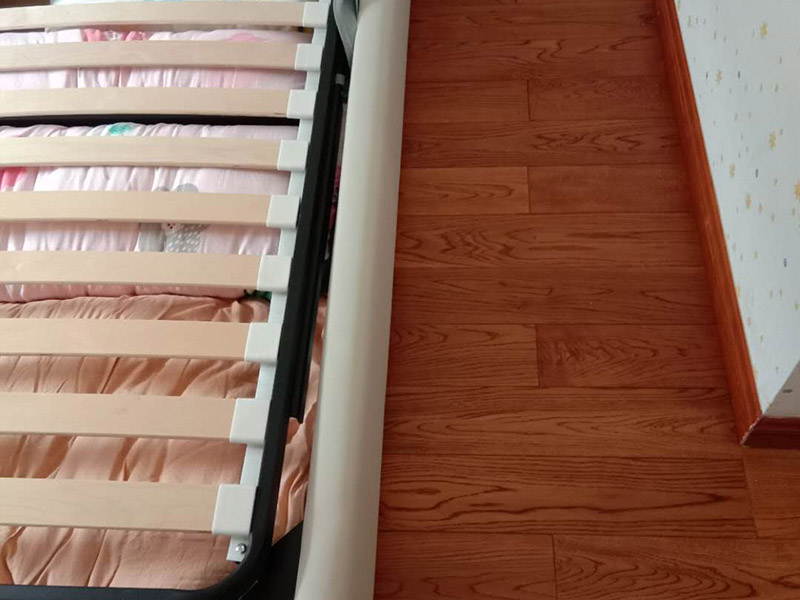 臥室地板鋪貼翻新： 1.舊地板翻新前應(yīng)確保屋內(nèi)的潔凈，搬出屋內(nèi)所有du物品; 2.將地板原有表面打磨掉1-2毫米; 3.然后進(jìn)行刮膩?zhàn)?、上色、上漆、上蠟拋光。舊地板翻新小貼士： 1.需要注意的是，并不是一切地板都可以進(jìn)行翻新，只有地板表層的厚度達(dá)到4毫米或以上的實(shí)木地板、實(shí)木復(fù)合地板和竹地板方可進(jìn)行翻新。因開(kāi)始的打磨將會(huì)磨掉1-2毫米，太薄的地板易打磨出中間層，影響地板壽命，故在翻新前到銷售商處了解自家地板表層厚度。 2.實(shí)木復(fù)合拼花木塊上的顏色若不是浸透的顏色而是表層著色，又或者是顯色的木皮層比較薄，經(jīng)打磨后將會(huì)破壞其拼花效果，建議不要翻新...