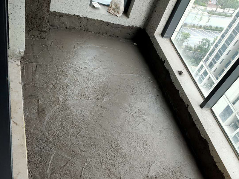 陽臺做防水：陽臺防水涂料的涂刷高度至少需要在30cm以上，如果是放置洗衣機(jī)的區(qū)域，需要將防水涂料涂抹得更高些。如果你家的陽臺屬于外露陽臺，為了加強(qiáng)防水效果，最好做得高些，同時(shí)防水涂料的厚度需要在1.5mm以上。在暴雨天氣下，如果雨量大于地漏的排水能力時(shí)，就會在陽臺地面出現(xiàn)大量積水，容易導(dǎo)致積水進(jìn)入室內(nèi)，因此我們在選購陽臺地漏的時(shí)，最好選擇排水量大且順暢的地漏。 陽臺的防水層都在外層，需要受到陽光暴曬、雨水侵蝕、嚴(yán)寒酷暑等自然天氣的考驗(yàn)，如果沒有出色的性能和良好的保護(hù)措施，他的使用年限會大大縮短。因此，我們在選購防水材料時(shí)，需要選擇強(qiáng)度高、耐老化的防水涂料。