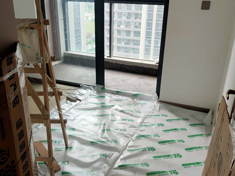陽臺(tái)家具地面保護(hù):門扇安裝完畢后，采用普通塑料保護(hù)膜，同時(shí)用紙板包裹； 門扇、鎖具安裝完畢后，將門扇鎖緊； 門框下段部分必須用9厘夾板做&ldquo;U&rdquo;型護(hù)角保護(hù)處理，高度不小于1.5m，護(hù)板內(nèi)應(yīng)加襯泡沫等軟質(zhì)保護(hù)，防止擦傷。 安裝完畢后，用塑料布或戶內(nèi)門包裝內(nèi)的PE片材、瓦楞紙板等現(xiàn)有材料對(duì)門扇、門套進(jìn)行包裹、遮蓋保護(hù)；嚴(yán)禁撞擊門框扇及貼臉；門扇安裝后及時(shí)安裝門吸、門鎖； 安裝好的門扇不能長期處于開啟狀態(tài)，嚴(yán)禁在門扇懸掛重物；嚴(yán)禁硬物碰撞、避免將水弄到門上面； 門框下段部分必須用9厘夾板做&ldquo;U&rdquo;型護(hù)角保護(hù)處理，高度不小于1.5m，護(hù)板內(nèi)應(yīng)加襯泡沫等軟質(zhì)保護(hù)，防止擦傷； 室內(nèi)衛(wèi)生清理干凈后才能將保護(hù)膜撕開； 保潔時(shí)嚴(yán)禁用酒精之類油漆稀釋劑、脫漆松香水、二甲苯、清潔劑等溶液擦拭油漆表面，嚴(yán)禁使用鋼絲球和尖的物品以防劃傷油漆表面。