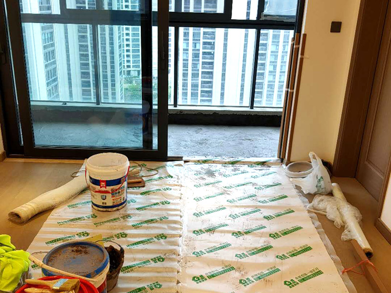 陽臺(tái)家具地面保護(hù):門扇安裝完畢后，采用普通塑料保護(hù)膜，同時(shí)用紙板包裹； 門扇、鎖具安裝完畢后，將門扇鎖緊； 門框下段部分必須用9厘夾板做&ldquo;U&rdquo;型護(hù)角保護(hù)處理，高度不小于1.5m，護(hù)板內(nèi)應(yīng)加襯泡沫等軟質(zhì)保護(hù)，防止擦傷。 安裝完畢后，用塑料布或戶內(nèi)門包裝內(nèi)的PE片材、瓦楞紙板等現(xiàn)有材料對(duì)門扇、門套進(jìn)行包裹、遮蓋保護(hù)；嚴(yán)禁撞擊門框扇及貼臉；門扇安裝后及時(shí)安裝門吸、門鎖； 安裝好的門扇不能長期處于開啟狀態(tài)，嚴(yán)禁在門扇懸掛重物；嚴(yán)禁硬物碰撞、避免將水弄到門上面； 門框下段部分必須用9厘夾板做&ldquo;U&rdquo;型護(hù)角保護(hù)處理，高度不小于1.5m，護(hù)板內(nèi)應(yīng)加襯泡沫等軟質(zhì)保護(hù)，防止擦傷； 室內(nèi)衛(wèi)生清理干凈后才能將保護(hù)膜撕開； 保潔時(shí)嚴(yán)禁用酒精之類油漆稀釋劑、脫漆松香水、二甲苯、清潔劑等溶液擦拭油漆表面，嚴(yán)禁使用鋼絲球和尖的物品以防劃傷油漆表面。