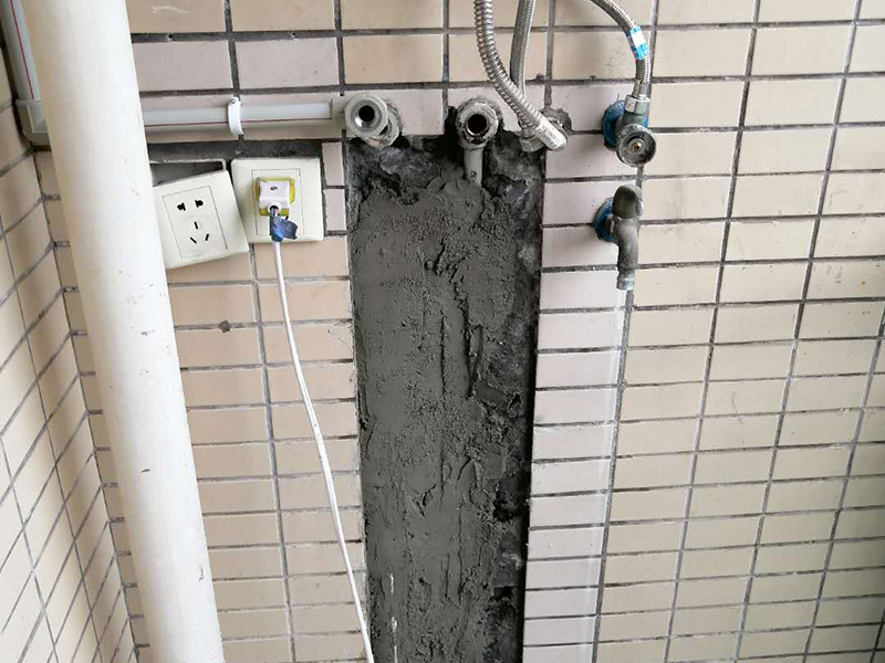 熱水管更換修復(fù)：先斷電后取下機(jī)殼右端維修蓋,并用手機(jī)拍照保存連接線的接線方法。用鉗子等工具拔掉電路的高溫連接線。用扳手取下發(fā)熱管蓋板的五顆螺帽后逆時(shí)針旋轉(zhuǎn)蓋子即可取下發(fā)熱管。將新的發(fā)熱管**密封圈。裝回螺絲的時(shí)候要對(duì)角固定，否則安裝不平造成漏水。注意：發(fā)熱管折彎一端必須朝向水嘴一方，不然會(huì)造成熱水量不足。