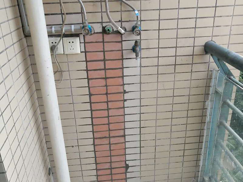 熱水管更換修復(fù)：先斷電后取下機(jī)殼右端維修蓋,并用手機(jī)拍照保存連接線的接線方法。用鉗子等工具拔掉電路的高溫連接線。用扳手取下發(fā)熱管蓋板的五顆螺帽后逆時(shí)針旋轉(zhuǎn)蓋子即可取下發(fā)熱管。將新的發(fā)熱管**密封圈。裝回螺絲的時(shí)候要對(duì)角固定，否則安裝不平造成漏水。注意：發(fā)熱管折彎一端必須朝向水嘴一方，不然會(huì)造成熱水量不足。