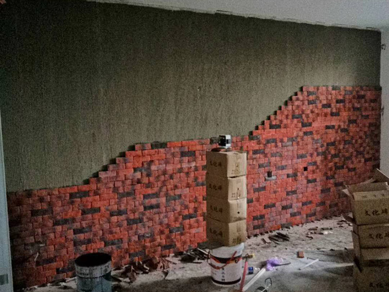 公寓墻面貼磚：首先是要根據(jù)房間的采光、尺寸以及潮濕程度來(lái)選擇產(chǎn)品，還要看清楚瓷磚的質(zhì)量以及合格證等等。 要想出色的完成貼磚工作，準(zhǔn)備工作不可少。必須要完整的檢查平整情況，把膩?zhàn)佣肩P掉，才能穩(wěn)固的鋪設(shè)墻磚。 鋪設(shè)墻磚的時(shí)候應(yīng)該由下往上貼，但是最底層的磚應(yīng)該要最后一個(gè)貼，而且一面墻不能一次性貼完，否則會(huì)引起墜落。 鋪磚的工藝其實(shí)是非常重要的，這會(huì)直接影響到最后的鋪貼效果。比如工人要把握好水泥砂漿的濕度，太干或者太濕都不行，而且要均勻的涂抹，及時(shí)添加或者減少水泥。