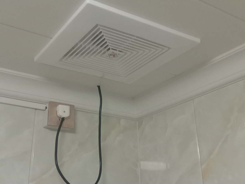 排氣扇安裝：當(dāng)直接安裝在墻壁的孔洞上，將室內(nèi)污濁空氣排往室外或從室外吸進(jìn)新鮮空氣時(shí)，應(yīng)選用百葉窗換氣扇，因此百葉窗式換氣扇又稱隔墻式換氣扇；當(dāng)需要安裝于居室、商場(chǎng)、賓館、辦公室及娛樂場(chǎng)所的玻璃門窗上時(shí)，應(yīng)選用櫥窗式換氣扇；當(dāng)需要安裝換氣扇的場(chǎng)所裝有天花板，而且天花板上有直接排往外部窨的出風(fēng)口時(shí)，可選用天花板式或管道式換氣扇；當(dāng)安裝換氣扇的地方裝有天花板，且天花板止方預(yù)先裝有排往室外的管道時(shí)，應(yīng)該選用管道式換氣扇，利用其較高的風(fēng)壓往外排氣。