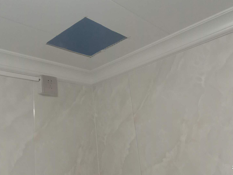 排氣扇安裝：當(dāng)直接安裝在墻壁的孔洞上，將室內(nèi)污濁空氣排往室外或從室外吸進(jìn)新鮮空氣時(shí)，應(yīng)選用百葉窗換氣扇，因此百葉窗式換氣扇又稱隔墻式換氣扇；當(dāng)需要安裝于居室、商場(chǎng)、賓館、辦公室及娛樂場(chǎng)所的玻璃門窗上時(shí)，應(yīng)選用櫥窗式換氣扇；當(dāng)需要安裝換氣扇的場(chǎng)所裝有天花板，而且天花板上有直接排往外部窨的出風(fēng)口時(shí)，可選用天花板式或管道式換氣扇；當(dāng)安裝換氣扇的地方裝有天花板，且天花板止方預(yù)先裝有排往室外的管道時(shí)，應(yīng)該選用管道式換氣扇，利用其較高的風(fēng)壓往外排氣。