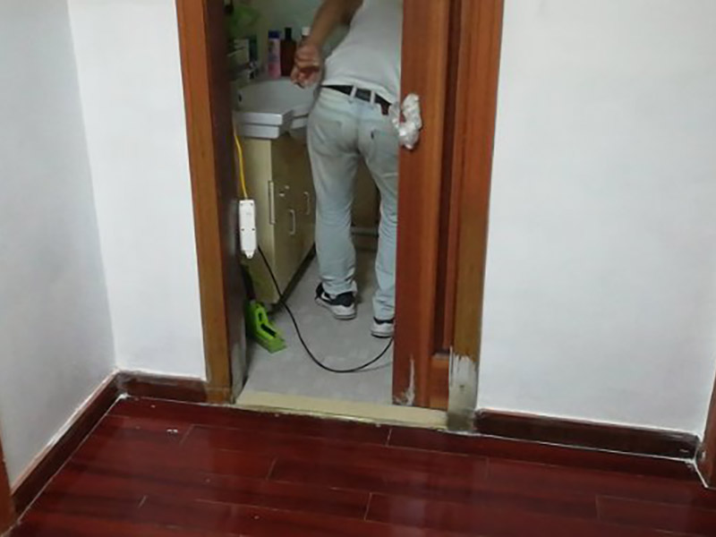 墻面局部改造維修：舊墻的清潔主要是對(duì)墻面原有的裝修和裝飾進(jìn)行清除。一般為對(duì)乳膠漆和膩?zhàn)訉印⒛狙b修、墻紙等的清除。如果是較新的墻面,墻體的耐水膩?zhàn)涌梢圆槐赝耆P除,可以在用鋼刷和砂紙進(jìn)行打磨后，用乳膠漆重新涂刷。較老舊的要完全鏟除,重新刷上膩?zhàn)印γ娴灼岬耐克⑹菫榱丝箟A防潮、封固基材同時(shí)對(duì)于面漆的質(zhì)感與遮蓋力也有所提高。對(duì)于墻面局部翻新工程，底漆是十分必要的,如果忽略了刷底漆，直接使用面漆的話,一段時(shí)間后墻面容易出現(xiàn)起泡、發(fā)霉等現(xiàn)象。