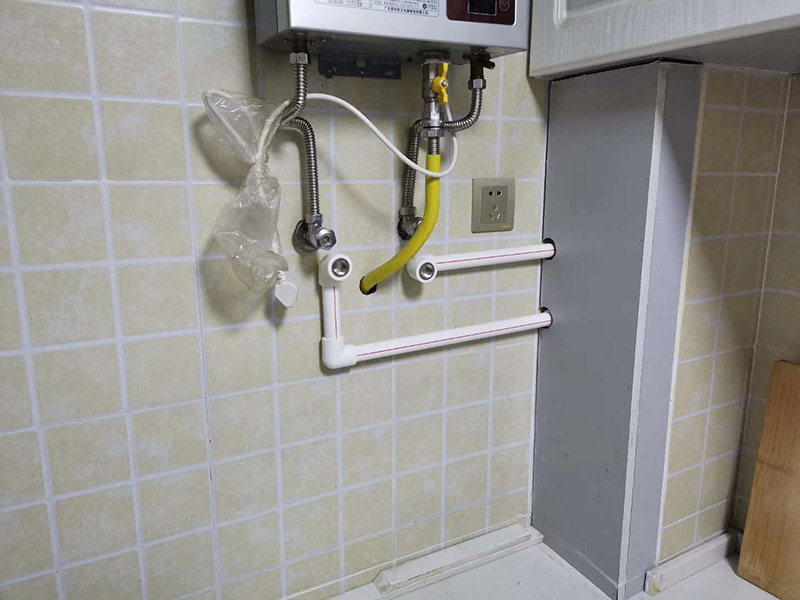 衛(wèi)生間水管更換：安裝PP-R管道最好找專業(yè)公司，不管你的裝修多么豪華高檔，如果你在這方面不舍得用錢就不劃算了。往往管道的暴裂或者堵塞，都會造成水管本身價格數(shù)十倍、數(shù)百倍甚至不可估量的后果。 選擇一種健康環(huán)保合資格的給水管材。目前大多住宅裝修的水管主要分為：UPVC管、PPR管、襯PVC鍍鋅鋼管、鋁塑管、銅管和不銹鋼管幾類。 安裝后一定要進(jìn)行增壓測試。增壓測試一般是在1.5倍水壓的情況下進(jìn)行,在測試中應(yīng)沒有漏水現(xiàn)象。 選擇給水管道的敷設(shè)方式。管道的敷設(shè)分為明裝和暗裝，但哪種安裝方式更適合室內(nèi)給水管道的敷設(shè)呢?明裝是管道在室內(nèi)沿墻、梁、柱、天花板下、地板旁外露敷設(shè)，其優(yōu)點(diǎn)是造價低、施工安裝和維護(hù)修理均方便。缺點(diǎn)是由于管道表面積灰、產(chǎn)生凝水等，影響環(huán)境衛(wèi)生。暗裝是管道在房內(nèi)的地面、吊頂下或在管井、管槽、管溝中隱蔽敷設(shè),暗裝的優(yōu)點(diǎn)是衛(wèi)生條件較好、美觀。缺點(diǎn)是工程投資費(fèi)用高，施工和維修均不方便。由于它是隱蔽工程，如果選用的飲用水管或施工出現(xiàn)問題而導(dǎo)致漏水，那后果較為嚴(yán)重，全新裝修可能毀于一旦。 