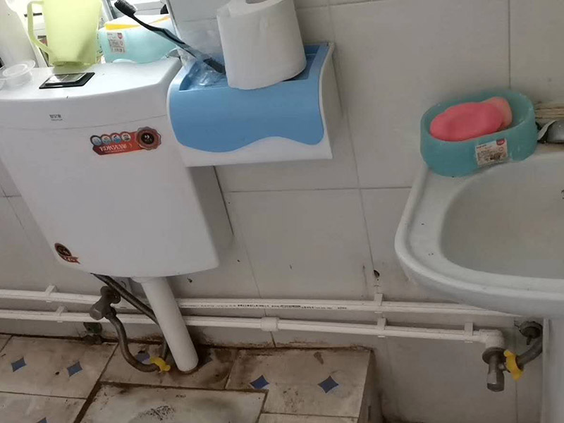 衛(wèi)生間水管更換：安裝PP-R管道最好找專業(yè)公司，不管你的裝修多么豪華高檔，如果你在這方面不舍得用錢就不劃算了。往往管道的暴裂或者堵塞，都會造成水管本身價格數(shù)十倍、數(shù)百倍甚至不可估量的后果。 選擇一種健康環(huán)保合資格的給水管材。目前大多住宅裝修的水管主要分為：UPVC管、PPR管、襯PVC鍍鋅鋼管、鋁塑管、銅管和不銹鋼管幾類。 安裝后一定要進(jìn)行增壓測試。增壓測試一般是在1.5倍水壓的情況下進(jìn)行,在測試中應(yīng)沒有漏水現(xiàn)象。 選擇給水管道的敷設(shè)方式。管道的敷設(shè)分為明裝和暗裝，但哪種安裝方式更適合室內(nèi)給水管道的敷設(shè)呢?明裝是管道在室內(nèi)沿墻、梁、柱、天花板下、地板旁外露敷設(shè)，其優(yōu)點(diǎn)是造價低、施工安裝和維護(hù)修理均方便。缺點(diǎn)是由于管道表面積灰、產(chǎn)生凝水等，影響環(huán)境衛(wèi)生。暗裝是管道在房內(nèi)的地面、吊頂下或在管井、管槽、管溝中隱蔽敷設(shè),暗裝的優(yōu)點(diǎn)是衛(wèi)生條件較好、美觀。缺點(diǎn)是工程投資費(fèi)用高，施工和維修均不方便。由于它是隱蔽工程，如果選用的飲用水管或施工出現(xiàn)問題而導(dǎo)致漏水，那后果較為嚴(yán)重，全新裝修可能毀于一旦。 