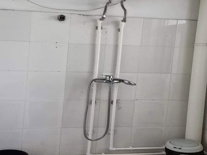 衛(wèi)生間水管更換：安裝PP-R管道最好找專業(yè)公司，不管你的裝修多么豪華高檔，如果你在這方面不舍得用錢就不劃算了。往往管道的暴裂或者堵塞，都會造成水管本身價格數(shù)十倍、數(shù)百倍甚至不可估量的后果。 選擇一種健康環(huán)保合資格的給水管材。目前大多住宅裝修的水管主要分為：UPVC管、PPR管、襯PVC鍍鋅鋼管、鋁塑管、銅管和不銹鋼管幾類。 安裝后一定要進(jìn)行增壓測試。增壓測試一般是在1.5倍水壓的情況下進(jìn)行,在測試中應(yīng)沒有漏水現(xiàn)象。 選擇給水管道的敷設(shè)方式。管道的敷設(shè)分為明裝和暗裝，但哪種安裝方式更適合室內(nèi)給水管道的敷設(shè)呢?明裝是管道在室內(nèi)沿墻、梁、柱、天花板下、地板旁外露敷設(shè)，其優(yōu)點(diǎn)是造價低、施工安裝和維護(hù)修理均方便。缺點(diǎn)是由于管道表面積灰、產(chǎn)生凝水等，影響環(huán)境衛(wèi)生。暗裝是管道在房內(nèi)的地面、吊頂下或在管井、管槽、管溝中隱蔽敷設(shè),暗裝的優(yōu)點(diǎn)是衛(wèi)生條件較好、美觀。缺點(diǎn)是工程投資費(fèi)用高，施工和維修均不方便。由于它是隱蔽工程，如果選用的飲用水管或施工出現(xiàn)問題而導(dǎo)致漏水，那后果較為嚴(yán)重，全新裝修可能毀于一旦。 