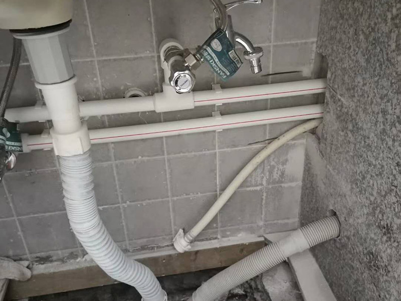 衛(wèi)生間水管更換：安裝PP-R管道最好找專業(yè)公司，不管你的裝修多么豪華高檔，如果你在這方面不舍得用錢就不劃算了。往往管道的暴裂或者堵塞，都會造成水管本身價格數(shù)十倍、數(shù)百倍甚至不可估量的后果。 選擇一種健康環(huán)保合資格的給水管材。目前大多住宅裝修的水管主要分為：UPVC管、PPR管、襯PVC鍍鋅鋼管、鋁塑管、銅管和不銹鋼管幾類。 安裝后一定要進(jìn)行增壓測試。增壓測試一般是在1.5倍水壓的情況下進(jìn)行,在測試中應(yīng)沒有漏水現(xiàn)象。 選擇給水管道的敷設(shè)方式。管道的敷設(shè)分為明裝和暗裝，但哪種安裝方式更適合室內(nèi)給水管道的敷設(shè)呢?明裝是管道在室內(nèi)沿墻、梁、柱、天花板下、地板旁外露敷設(shè)，其優(yōu)點(diǎn)是造價低、施工安裝和維護(hù)修理均方便。缺點(diǎn)是由于管道表面積灰、產(chǎn)生凝水等，影響環(huán)境衛(wèi)生。暗裝是管道在房內(nèi)的地面、吊頂下或在管井、管槽、管溝中隱蔽敷設(shè),暗裝的優(yōu)點(diǎn)是衛(wèi)生條件較好、美觀。缺點(diǎn)是工程投資費(fèi)用高，施工和維修均不方便。由于它是隱蔽工程，如果選用的飲用水管或施工出現(xiàn)問題而導(dǎo)致漏水，那后果較為嚴(yán)重，全新裝修可能毀于一旦。 