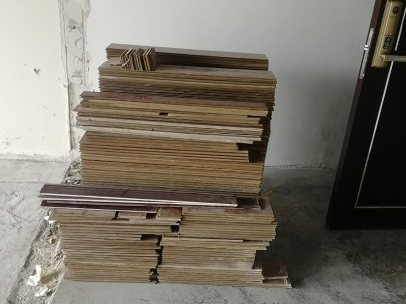 老房子舊地板拆除:如果家中地面鋪設(shè)是復(fù)合木地板，那其拆除的工藝相對(duì)而言就會(huì)比較簡(jiǎn)單。首先要把要拆除地面的家具移到別處，然后再用平口螺絲刀把踢腳線撬開，再順著踢腳線邊緣把墻角的地板撬開并拆掉。拆除時(shí)，這塊地板可能會(huì)破損，但是其它地板就不會(huì)破損，還可以完整拆除。如果復(fù)合地板帶有鎖扣結(jié)構(gòu)，那拆除時(shí)就要順應(yīng)地板的長(zhǎng)邊抽出，這樣拆除會(huì)比較輕松。然后再把地板下防潮氈揭開，這時(shí)底層可能會(huì)有些潮濕，所以要打開窗戶通風(fēng)，讓其地面干燥后方可鋪設(shè)新地板。 如果家中鋪設(shè)的是實(shí)木地板，那拆除工藝就會(huì)比較負(fù)責(zé)。要先拆除踢腳線，然后再?gòu)膲沁吘夐_始拆除，還要使用到起釘錘，用這個(gè)把木地板撬起抽出。因?yàn)閷?shí)木地板安裝時(shí)，是安裝在木龍骨上的，所以在撬起木地板時(shí)會(huì)有一定的彈性，施工難度比較大，而且還不能使用切割機(jī)。因?yàn)槭褂们懈顧C(jī)的話，會(huì)破壞地面，還會(huì)和固定木龍骨的膨脹螺栓產(chǎn)生火花。