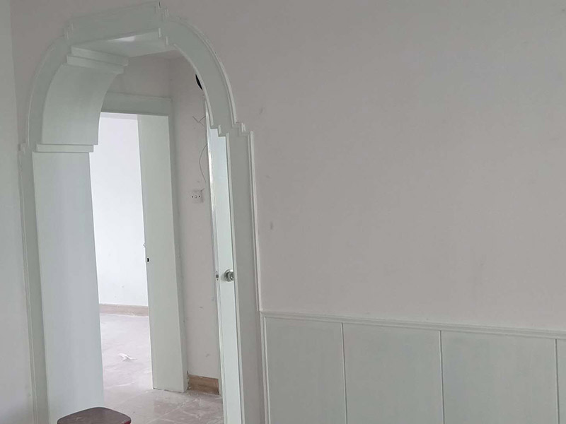 老房子墻面家具翻新：1、 舊墻面翻新自己動(dòng)手首先用水將墻面浸濕，這樣在鏟除墻面時(shí)比較省力，墻面必須要鏟到露出水泥砂漿面。然后是涂刷界面劑，一定要全部都刷到而且要均勻。墻面的裂縫通常都是用牛皮紙帶及白乳膠來(lái)貼住，但不能保證它能百分百不再開(kāi)裂。 2、 如果墻面凹凸不平，那么就需要用石膏來(lái)找平，誤差最好不要超過(guò)0.5公分。非承重墻一般都是需要貼布的，所以最好選擇質(zhì)地好的墻布和白乳膠，有條件的話可以使用網(wǎng)格布，對(duì)于防裂效果會(huì)更好。 3、 在挑選膩?zhàn)訒r(shí)應(yīng)該選顆粒細(xì)度高及質(zhì)地較硬的，或是把白乳膠添加到膩?zhàn)又刑岣吣佔(zhàn)拥挠捕?。打磨墻面要選用細(xì)砂紙，砂紙如果過(guò)粗會(huì)在墻面上留下很深的砂痕，就算是刷漆也沒(méi)辦法遮蓋住。墻面打磨之后要清掃一遍，否則粉塵過(guò)多會(huì)影響到漆的附著力。