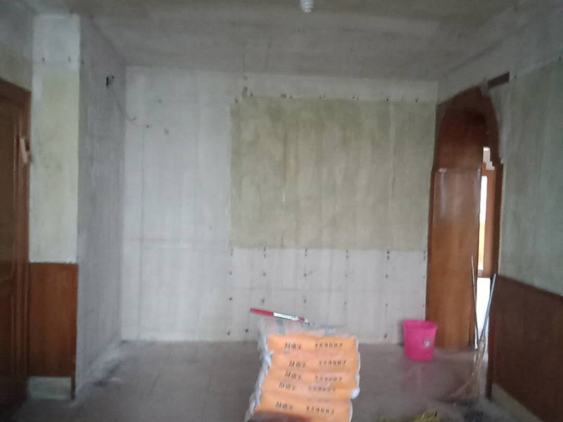 老房子墻面家具翻新：1、 舊墻面翻新自己動(dòng)手首先用水將墻面浸濕，這樣在鏟除墻面時(shí)比較省力，墻面必須要鏟到露出水泥砂漿面。然后是涂刷界面劑，一定要全部都刷到而且要均勻。墻面的裂縫通常都是用牛皮紙帶及白乳膠來(lái)貼住，但不能保證它能百分百不再開(kāi)裂。 2、 如果墻面凹凸不平，那么就需要用石膏來(lái)找平，誤差最好不要超過(guò)0.5公分。非承重墻一般都是需要貼布的，所以最好選擇質(zhì)地好的墻布和白乳膠，有條件的話可以使用網(wǎng)格布，對(duì)于防裂效果會(huì)更好。 3、 在挑選膩?zhàn)訒r(shí)應(yīng)該選顆粒細(xì)度高及質(zhì)地較硬的，或是把白乳膠添加到膩?zhàn)又刑岣吣佔(zhàn)拥挠捕?。打磨墻面要選用細(xì)砂紙，砂紙如果過(guò)粗會(huì)在墻面上留下很深的砂痕，就算是刷漆也沒(méi)辦法遮蓋住。墻面打磨之后要清掃一遍，否則粉塵過(guò)多會(huì)影響到漆的附著力。