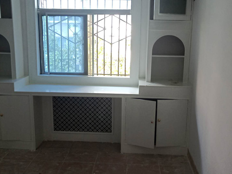 老房子墻面家具翻新：1、 舊墻面翻新自己動(dòng)手首先用水將墻面浸濕，這樣在鏟除墻面時(shí)比較省力，墻面必須要鏟到露出水泥砂漿面。然后是涂刷界面劑，一定要全部都刷到而且要均勻。墻面的裂縫通常都是用牛皮紙帶及白乳膠來(lái)貼住，但不能保證它能百分百不再開(kāi)裂。 2、 如果墻面凹凸不平，那么就需要用石膏來(lái)找平，誤差最好不要超過(guò)0.5公分。非承重墻一般都是需要貼布的，所以最好選擇質(zhì)地好的墻布和白乳膠，有條件的話可以使用網(wǎng)格布，對(duì)于防裂效果會(huì)更好。 3、 在挑選膩?zhàn)訒r(shí)應(yīng)該選顆粒細(xì)度高及質(zhì)地較硬的，或是把白乳膠添加到膩?zhàn)又刑岣吣佔(zhàn)拥挠捕?。打磨墻面要選用細(xì)砂紙，砂紙如果過(guò)粗會(huì)在墻面上留下很深的砂痕，就算是刷漆也沒(méi)辦法遮蓋住。墻面打磨之后要清掃一遍，否則粉塵過(guò)多會(huì)影響到漆的附著力。