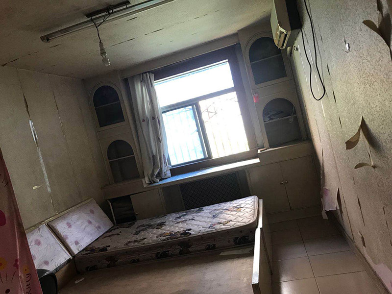 老房子墻面家具翻新：1、 舊墻面翻新自己動(dòng)手首先用水將墻面浸濕，這樣在鏟除墻面時(shí)比較省力，墻面必須要鏟到露出水泥砂漿面。然后是涂刷界面劑，一定要全部都刷到而且要均勻。墻面的裂縫通常都是用牛皮紙帶及白乳膠來(lái)貼住，但不能保證它能百分百不再開(kāi)裂。 2、 如果墻面凹凸不平，那么就需要用石膏來(lái)找平，誤差最好不要超過(guò)0.5公分。非承重墻一般都是需要貼布的，所以最好選擇質(zhì)地好的墻布和白乳膠，有條件的話可以使用網(wǎng)格布，對(duì)于防裂效果會(huì)更好。 3、 在挑選膩?zhàn)訒r(shí)應(yīng)該選顆粒細(xì)度高及質(zhì)地較硬的，或是把白乳膠添加到膩?zhàn)又刑岣吣佔(zhàn)拥挠捕?。打磨墻面要選用細(xì)砂紙，砂紙如果過(guò)粗會(huì)在墻面上留下很深的砂痕，就算是刷漆也沒(méi)辦法遮蓋住。墻面打磨之后要清掃一遍，否則粉塵過(guò)多會(huì)影響到漆的附著力。