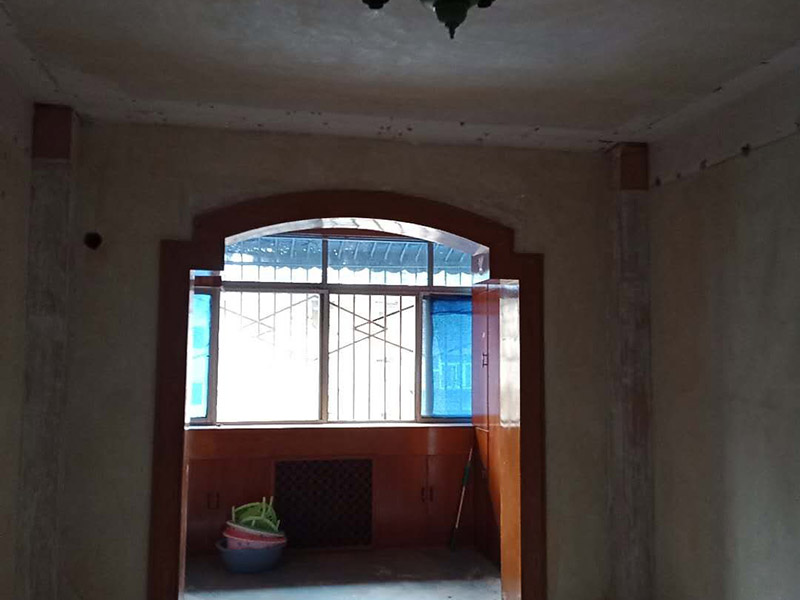 老房子墻面家具翻新：1、 舊墻面翻新自己動(dòng)手首先用水將墻面浸濕，這樣在鏟除墻面時(shí)比較省力，墻面必須要鏟到露出水泥砂漿面。然后是涂刷界面劑，一定要全部都刷到而且要均勻。墻面的裂縫通常都是用牛皮紙帶及白乳膠來(lái)貼住，但不能保證它能百分百不再開(kāi)裂。 2、 如果墻面凹凸不平，那么就需要用石膏來(lái)找平，誤差最好不要超過(guò)0.5公分。非承重墻一般都是需要貼布的，所以最好選擇質(zhì)地好的墻布和白乳膠，有條件的話可以使用網(wǎng)格布，對(duì)于防裂效果會(huì)更好。 3、 在挑選膩?zhàn)訒r(shí)應(yīng)該選顆粒細(xì)度高及質(zhì)地較硬的，或是把白乳膠添加到膩?zhàn)又刑岣吣佔(zhàn)拥挠捕?。打磨墻面要選用細(xì)砂紙，砂紙如果過(guò)粗會(huì)在墻面上留下很深的砂痕，就算是刷漆也沒(méi)辦法遮蓋住。墻面打磨之后要清掃一遍，否則粉塵過(guò)多會(huì)影響到漆的附著力。