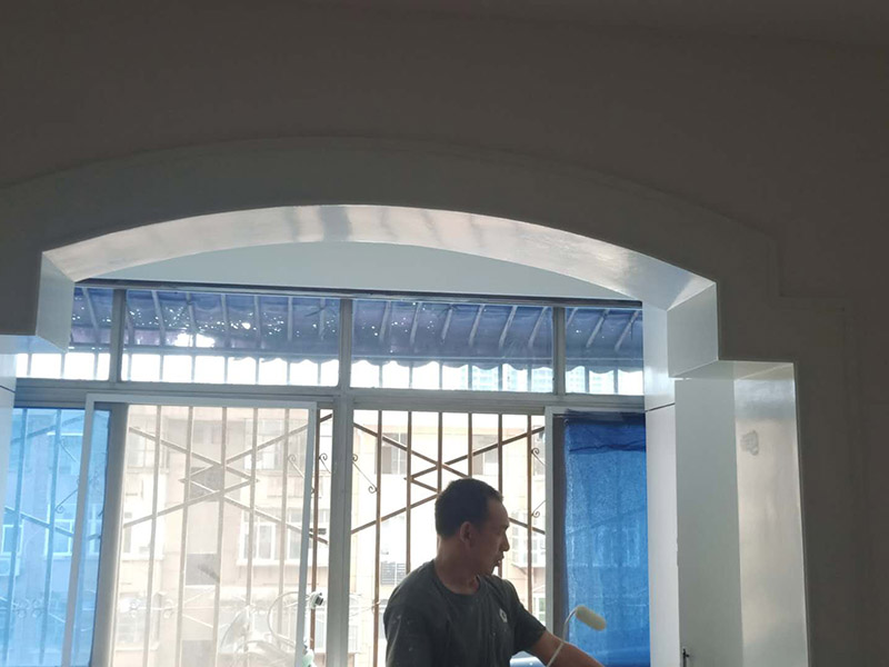 老房子墻面家具翻新：1、 舊墻面翻新自己動(dòng)手首先用水將墻面浸濕，這樣在鏟除墻面時(shí)比較省力，墻面必須要鏟到露出水泥砂漿面。然后是涂刷界面劑，一定要全部都刷到而且要均勻。墻面的裂縫通常都是用牛皮紙帶及白乳膠來(lái)貼住，但不能保證它能百分百不再開(kāi)裂。 2、 如果墻面凹凸不平，那么就需要用石膏來(lái)找平，誤差最好不要超過(guò)0.5公分。非承重墻一般都是需要貼布的，所以最好選擇質(zhì)地好的墻布和白乳膠，有條件的話可以使用網(wǎng)格布，對(duì)于防裂效果會(huì)更好。 3、 在挑選膩?zhàn)訒r(shí)應(yīng)該選顆粒細(xì)度高及質(zhì)地較硬的，或是把白乳膠添加到膩?zhàn)又刑岣吣佔(zhàn)拥挠捕?。打磨墻面要選用細(xì)砂紙，砂紙如果過(guò)粗會(huì)在墻面上留下很深的砂痕，就算是刷漆也沒(méi)辦法遮蓋住。墻面打磨之后要清掃一遍，否則粉塵過(guò)多會(huì)影響到漆的附著力。