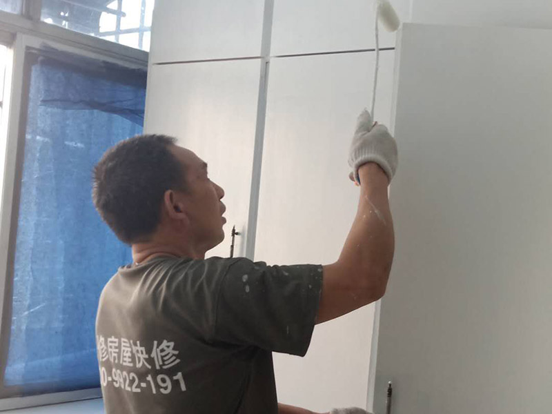 老房子墻面家具翻新：1、 舊墻面翻新自己動(dòng)手首先用水將墻面浸濕，這樣在鏟除墻面時(shí)比較省力，墻面必須要鏟到露出水泥砂漿面。然后是涂刷界面劑，一定要全部都刷到而且要均勻。墻面的裂縫通常都是用牛皮紙帶及白乳膠來(lái)貼住，但不能保證它能百分百不再開(kāi)裂。 2、 如果墻面凹凸不平，那么就需要用石膏來(lái)找平，誤差最好不要超過(guò)0.5公分。非承重墻一般都是需要貼布的，所以最好選擇質(zhì)地好的墻布和白乳膠，有條件的話可以使用網(wǎng)格布，對(duì)于防裂效果會(huì)更好。 3、 在挑選膩?zhàn)訒r(shí)應(yīng)該選顆粒細(xì)度高及質(zhì)地較硬的，或是把白乳膠添加到膩?zhàn)又刑岣吣佔(zhàn)拥挠捕?。打磨墻面要選用細(xì)砂紙，砂紙如果過(guò)粗會(huì)在墻面上留下很深的砂痕，就算是刷漆也沒(méi)辦法遮蓋住。墻面打磨之后要清掃一遍，否則粉塵過(guò)多會(huì)影響到漆的附著力。