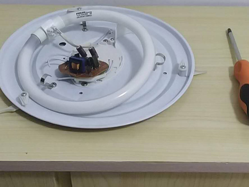 吸頂燈安裝維修：1、拆開(kāi)吸頂燈包裝，將底座上自帶的線頭去掉;2、把燈管取出來(lái)以防在安裝過(guò)程中不慎掉落(吸頂燈一般自帶燈源);3、燈管拆下來(lái)之后，將吸頂燈底座放在天花板上，畫(huà)出燈孔的位置;4、標(biāo)記好孔的位置之后，在天花板上鉆孔，鉆孔的實(shí)際大小需要參照吸頂燈上燈孔的大小來(lái)確定;5、鉆好孔之后打入膠體，用以固定螺絲釘;6、把底座裝上去，轉(zhuǎn)個(gè)角度，帶緊螺絲7、斷開(kāi)室內(nèi)電源，接線，然后把燈管裝回8、仔細(xì)檢查燈具安裝及線路連接是否正確規(guī)范，接線是否牢固;9、通電測(cè)試燈具是否可以正常通電，確認(rèn)燈具運(yùn)行狀況，10、蓋好燈罩、完工