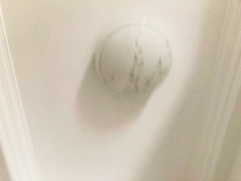 吸頂燈安裝維修：1、拆開(kāi)吸頂燈包裝，將底座上自帶的線頭去掉;2、把燈管取出來(lái)以防在安裝過(guò)程中不慎掉落(吸頂燈一般自帶燈源);3、燈管拆下來(lái)之后，將吸頂燈底座放在天花板上，畫(huà)出燈孔的位置;4、標(biāo)記好孔的位置之后，在天花板上鉆孔，鉆孔的實(shí)際大小需要參照吸頂燈上燈孔的大小來(lái)確定;5、鉆好孔之后打入膠體，用以固定螺絲釘;6、把底座裝上去，轉(zhuǎn)個(gè)角度，帶緊螺絲7、斷開(kāi)室內(nèi)電源，接線，然后把燈管裝回8、仔細(xì)檢查燈具安裝及線路連接是否正確規(guī)范，接線是否牢固;9、通電測(cè)試燈具是否可以正常通電，確認(rèn)燈具運(yùn)行狀況，10、蓋好燈罩、完工