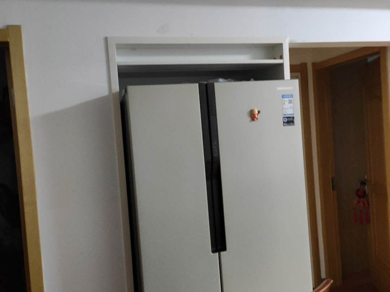 冰箱入墻施工：嵌入式冰箱，不僅僅是一種放置冰箱的方式&mdash;&mdash;將一般的冰箱嵌進墻內(nèi)。它是一種可以放進三面密封空間的冰箱，也就是說，不是隨便在市場上買一個冰箱回來嵌入墻內(nèi)就算嵌入式冰箱。 而且，嵌入式冰箱一般來說不會嵌入實墻之內(nèi)，避免影響其背面的散熱功能正常運作。它一般是嵌入櫥柜之中，而且要求放冰箱的位置不能安裝后面板。同時，由于要符合冰箱散熱的要求，嵌入的櫥柜必須為冰箱預留頂部與腳部的散熱空間。 可見，嵌入式冰箱并非不需要預留散熱空間，只是預留的位置與普通冰箱不同而已。