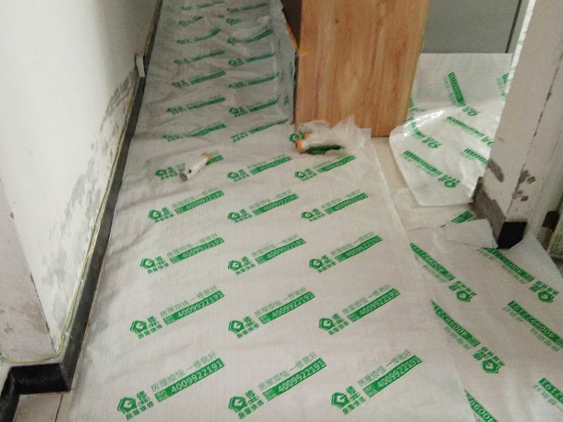 地面家具成品保護(hù)：1、墻地面瓷磚，在鋪貼未干固的情況下，不要急于勾縫，以免人為地造成瓷磚松動(dòng)、高低不平，影響施工效果。 　　2、地面瓷磚干固前，不要在上面走動(dòng)、堆放雜物，以免造成瓷磚松動(dòng)、高低不平。 　　3、地面瓷磚鋪貼完后，最好使用成品保護(hù)膜覆蓋磚面，既可以防止裝修時(shí)的沙子磨傷地面，同時(shí)也能有效地防止油漆涂料等有色液體滴落磚面，造成地面污染。 　　4、做好浴缸、面盆的保護(hù) 　　衛(wèi)生間浴缸、面盆的安裝一般都在早期進(jìn)行，在后期施工中，這些設(shè)施難免會(huì)被大量粉塵、小水泥渣等異物污染。
