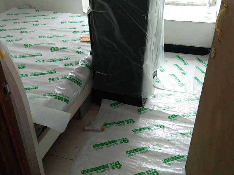 地面家具成品保護(hù)：1、墻地面瓷磚，在鋪貼未干固的情況下，不要急于勾縫，以免人為地造成瓷磚松動(dòng)、高低不平，影響施工效果。 　　2、地面瓷磚干固前，不要在上面走動(dòng)、堆放雜物，以免造成瓷磚松動(dòng)、高低不平。 　　3、地面瓷磚鋪貼完后，最好使用成品保護(hù)膜覆蓋磚面，既可以防止裝修時(shí)的沙子磨傷地面，同時(shí)也能有效地防止油漆涂料等有色液體滴落磚面，造成地面污染。 　　4、做好浴缸、面盆的保護(hù) 　　衛(wèi)生間浴缸、面盆的安裝一般都在早期進(jìn)行，在后期施工中，這些設(shè)施難免會(huì)被大量粉塵、小水泥渣等異物污染。